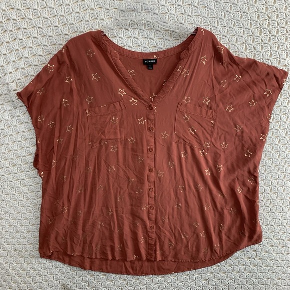 Torrid Sleeveless Button Front Shirt Top Blouse Women Sz 4X Rust Red Star Print - Picture 1 of 8